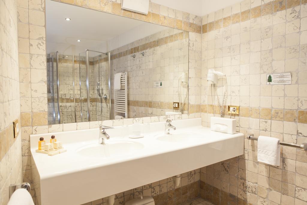 Landhotel Tharerwirt Olang Bilik gambar